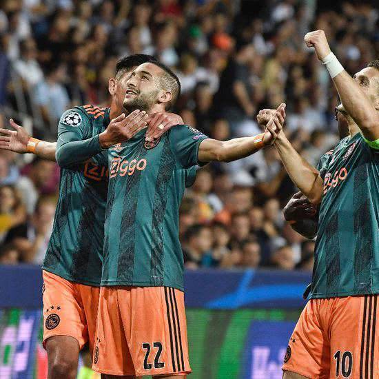 多场硬仗里 多场硬仗里